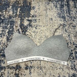 Victoria’s Secret Gray & White T-Shirt Wireless Lightweight Bra Size 36C